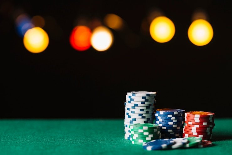 Dealer di studio Andar Bahar platform lin togel dengan dua tumpukan kartu